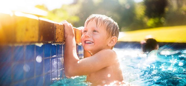 na-piscina-extrema-vigilância-crianças A na-piscina-extrema-vigilância-crianças A