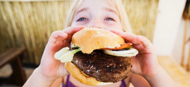 salsichas-e-hambúrgueres-processados-cancerígeno A salsichas-e-hambúrgueres-processados-cancerígeno A