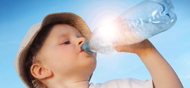 7-bebidas-muito-hidratantes-criança A