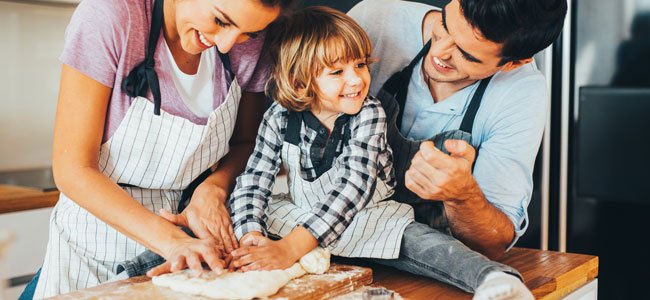 A criança na cozinha A criança na cozinha