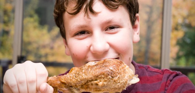 criança-glutona-menino-come-muito A criança-glutona-menino-come-muito A