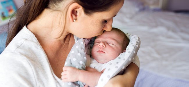 Cuidado na hora de beijar a um bebê
