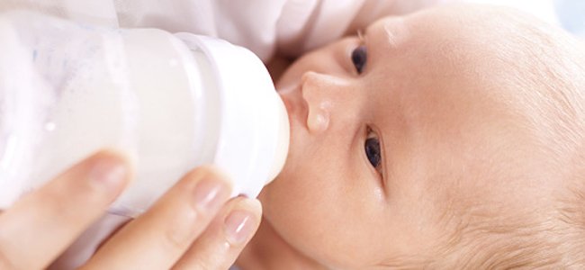 alimentar-ao-bebê-com-mamadeira-remorsos A alimentar-ao-bebê-com-mamadeira-remorsos A