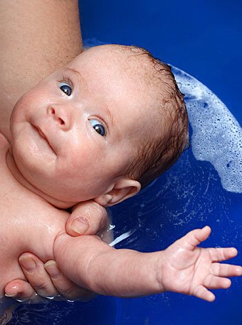 O primeiro banho do bebê O primeiro banho do bebê