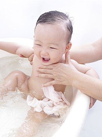 Como dar banho nos bebês passo a passo
