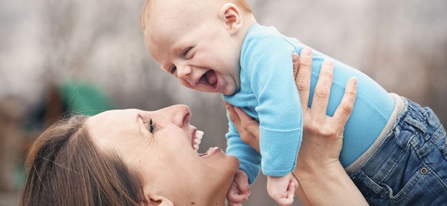 O que fazer para que o bebê dê gargalhadas