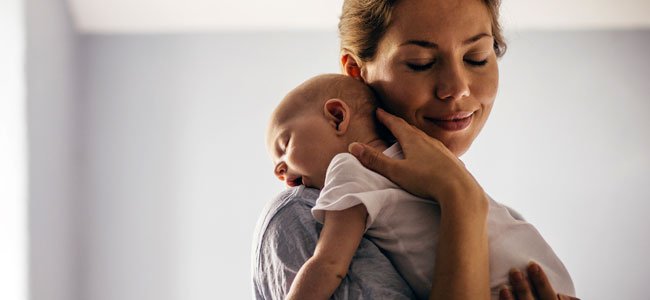 O primeiro dia do bebê recém nascido em casa O primeiro dia do bebê recém nascido em casa