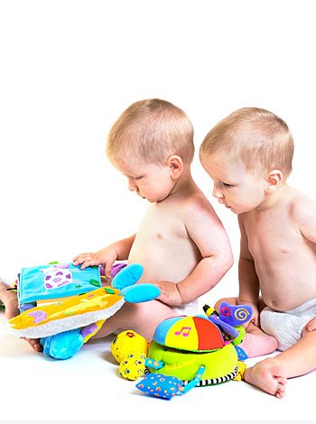 Como estimular aos bebês gêmeos