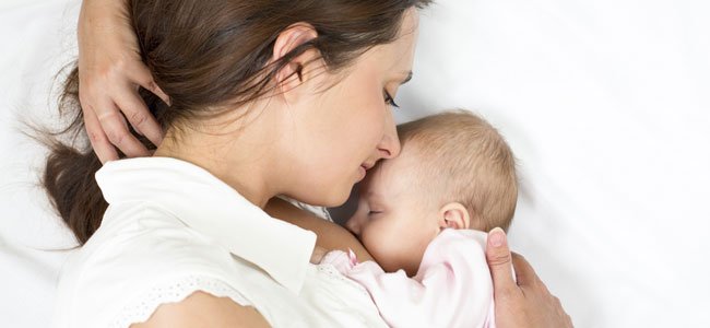 Leite materno. Dar de mamar ao bebê Leite materno. Dar de mamar ao bebê