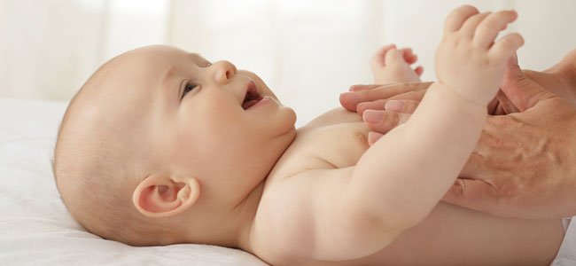 Como dar uma massagem no bebê Como dar uma massagem no bebê