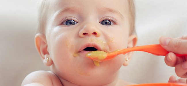 os-bebês-e-as-suas-primeiras-colheradas-comida A