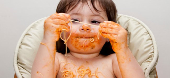 quando-o-bebê-está-preparado-para-comer-mãos A quando-o-bebê-está-preparado-para-comer-mãos A