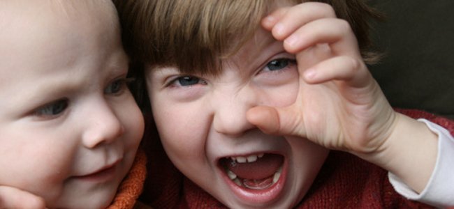 como-deter-o-bullying-entre-irmãos A