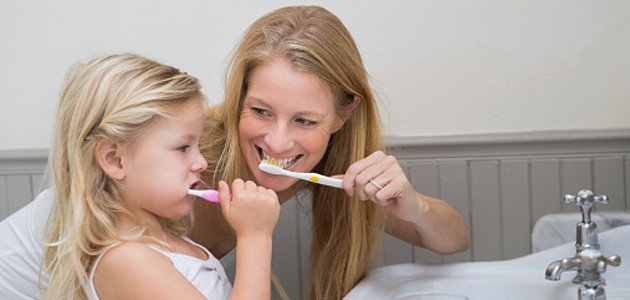 criança-escovando-dentes-mãe A criança-escovando-dentes-mãe A