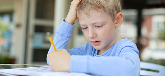 crianças-canhotas-escrever-com-mão-esquerda A