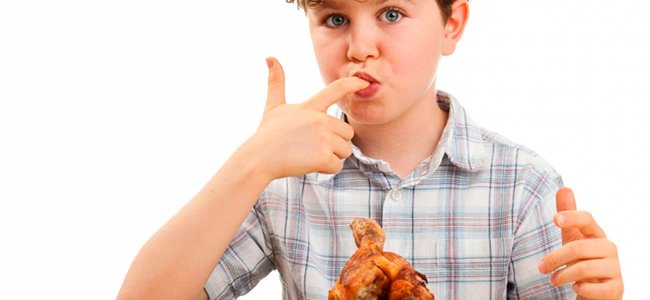 crianças-glutonas-e-ansiosas-com-a-comida A