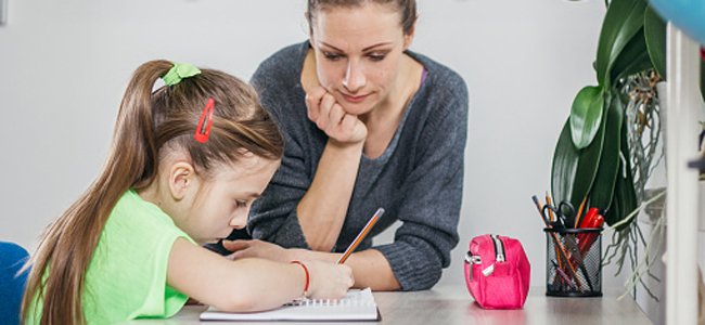 dar-uma-mão-aos-filhos-deveres A dar-uma-mão-aos-filhos-deveres A