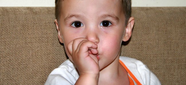 Por que algumas crianças chupam o dedo Por que algumas crianças chupam o dedo