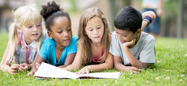 CRianças mais felizes com os livros