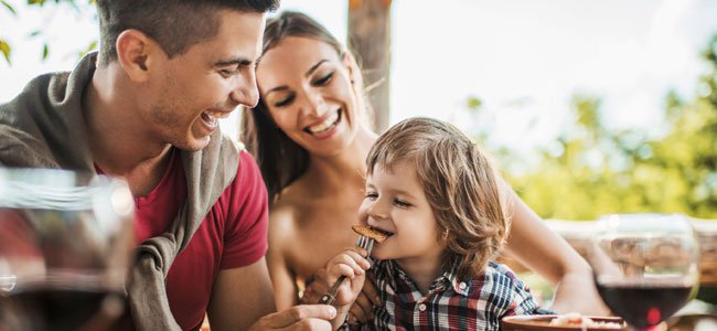 os-benefícios-para-as-crianças-de-comer-em-família A os-benefícios-para-as-crianças-de-comer-em-família A