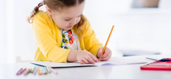 Quando e onde as crianças devem fazer os deveres escolares Quando e onde as crianças devem fazer os deveres escolares