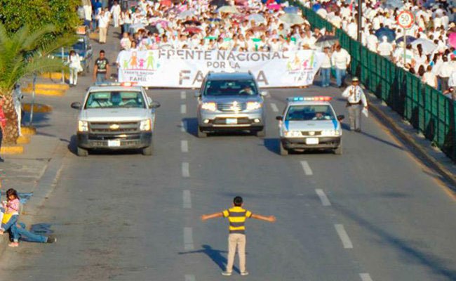 uma-criança-tentou-parar-uma-manifestação A