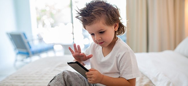 8-travessuras-das-crianças-smartphones-pais A