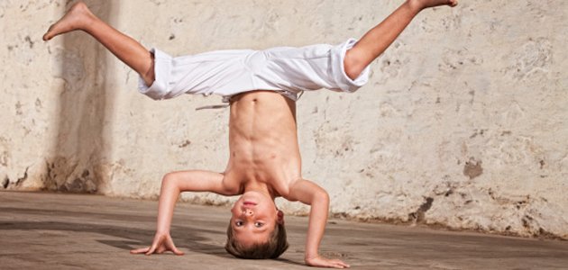 capoeira-criança-cabeça-pra-baixo A capoeira-criança-cabeça-pra-baixo A