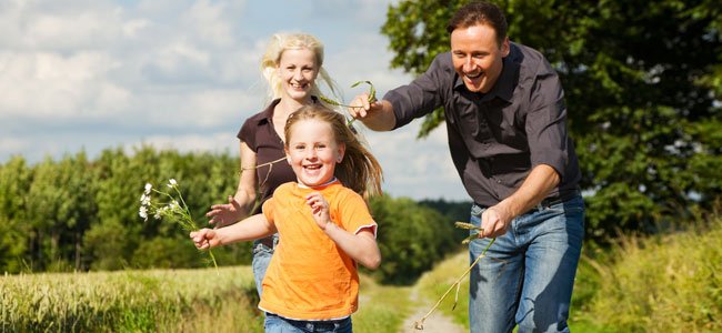 Brincadeira de pega-pega com as crianças Brincadeira de pega-pega com as crianças