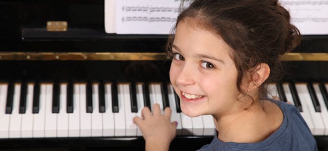 Vantagens de tocar piano para as crianças
