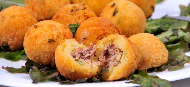 bolinho-de-mandioca-com-carne-seca A bolinho-de-mandioca-com-carne-seca A