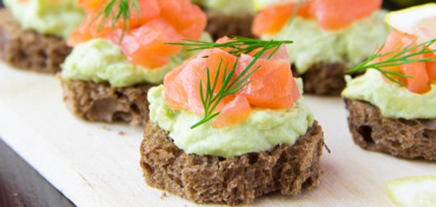canapé-abacate-salmão A canapé-abacate-salmão A