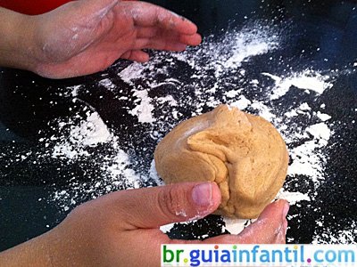 Receita caseira de biscoitos para crianças. Coelhinho da Páscoa