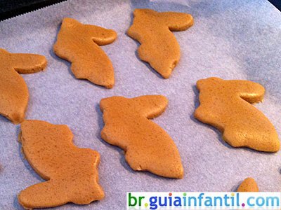 Receita caseira de biscoitos para crianças. Coelhinho da Páscoa