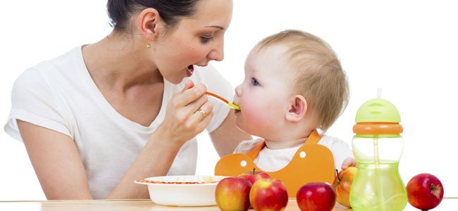 Receita para as primeiras papinhas de frutas do bebê Receita para as primeiras papinhas de frutas do bebê